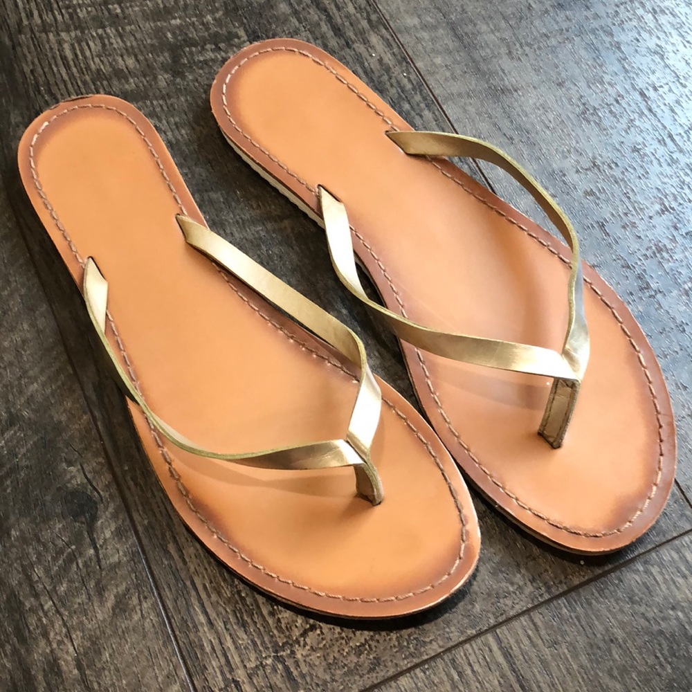 AMERICAN EAGLE GOLD FLIP FLOPS SIZE 11